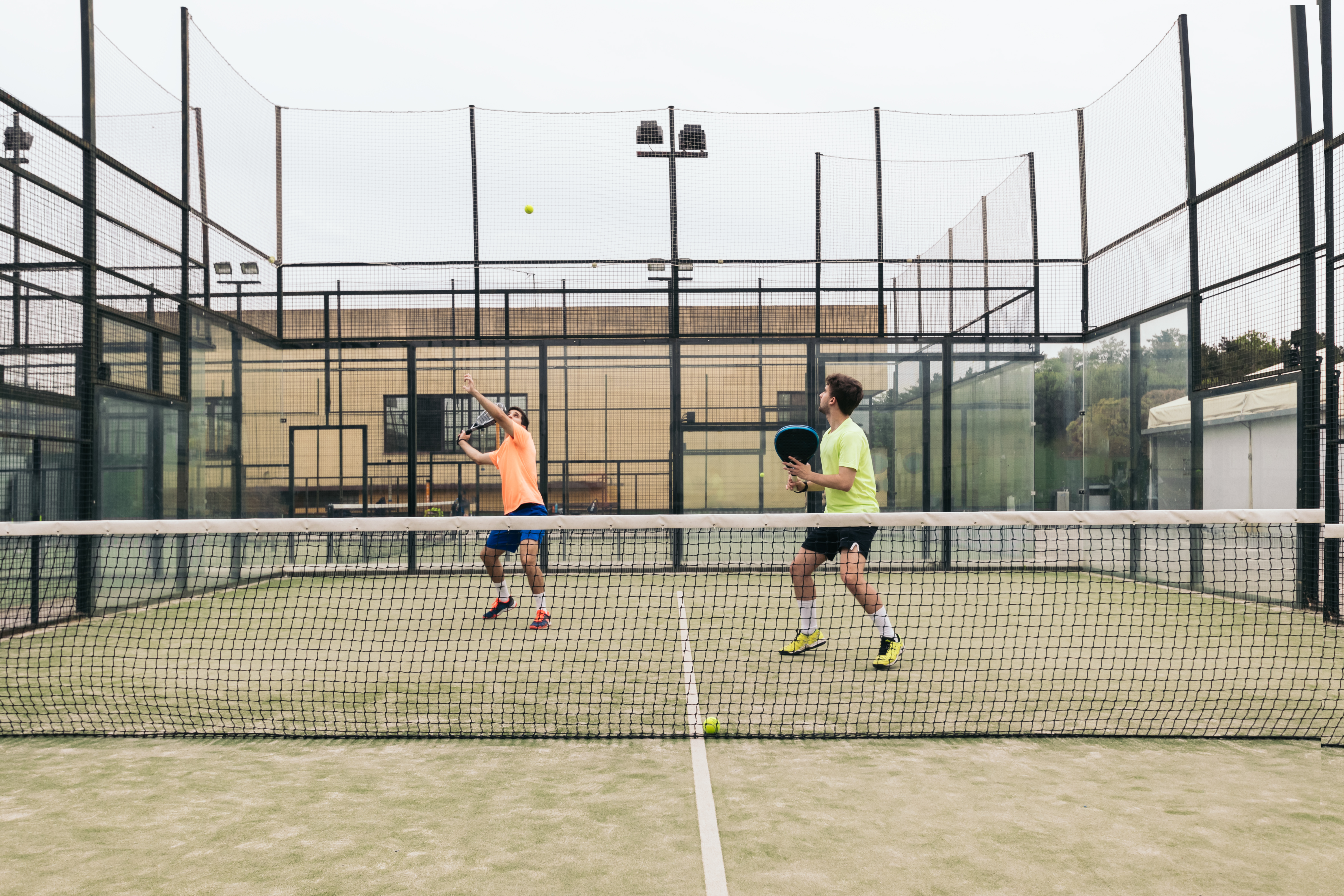 Lapangan padel modern dengan pencahayaan LED